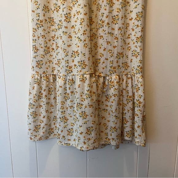 Charming Floral V-Neck Midi Dress - Picture 2 of 3